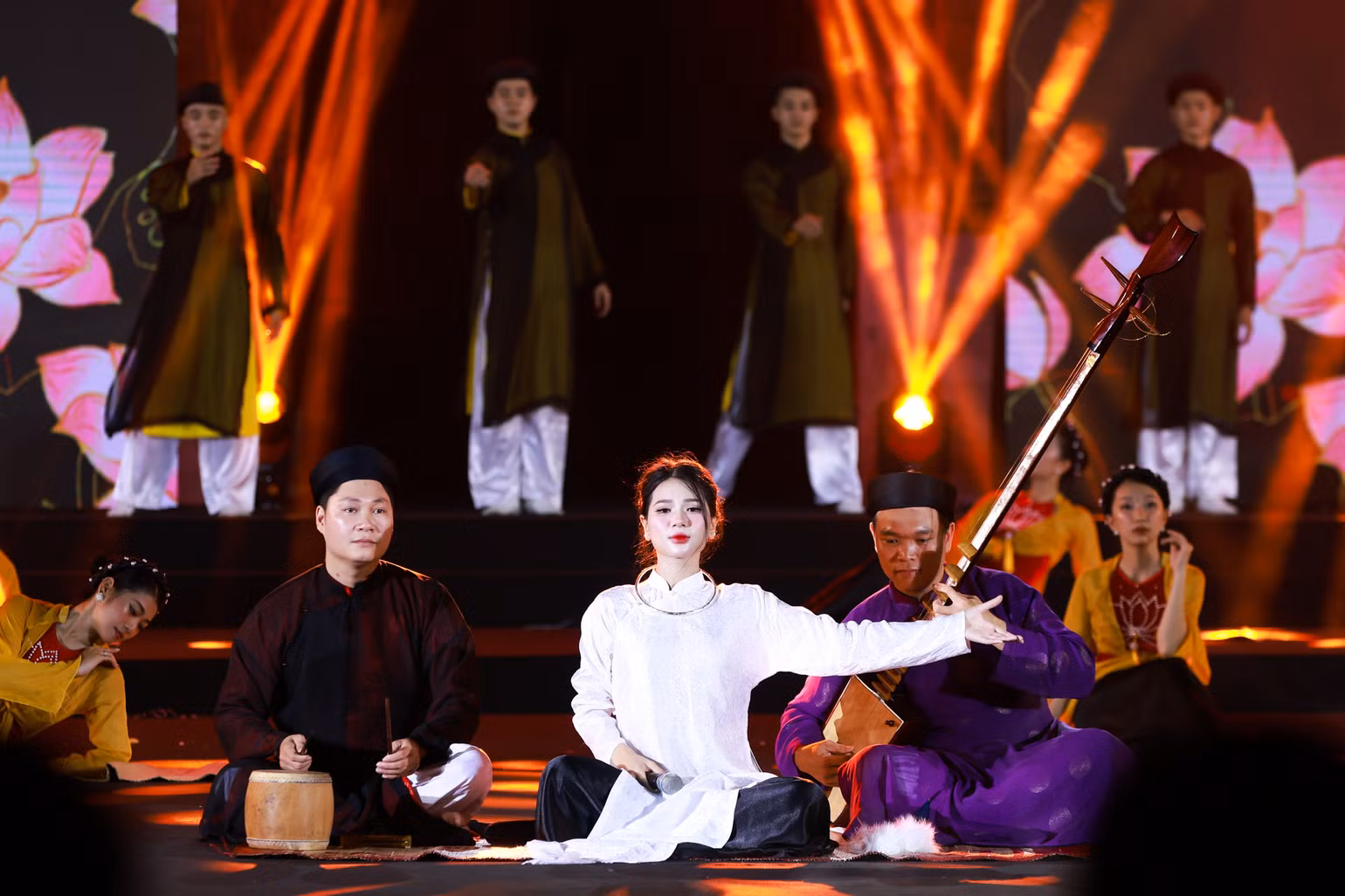 Ca sĩ trẻ An Thu An với "Đêm ả đào". Ca sĩ trẻ An Thu An với "Đêm ả đào".
