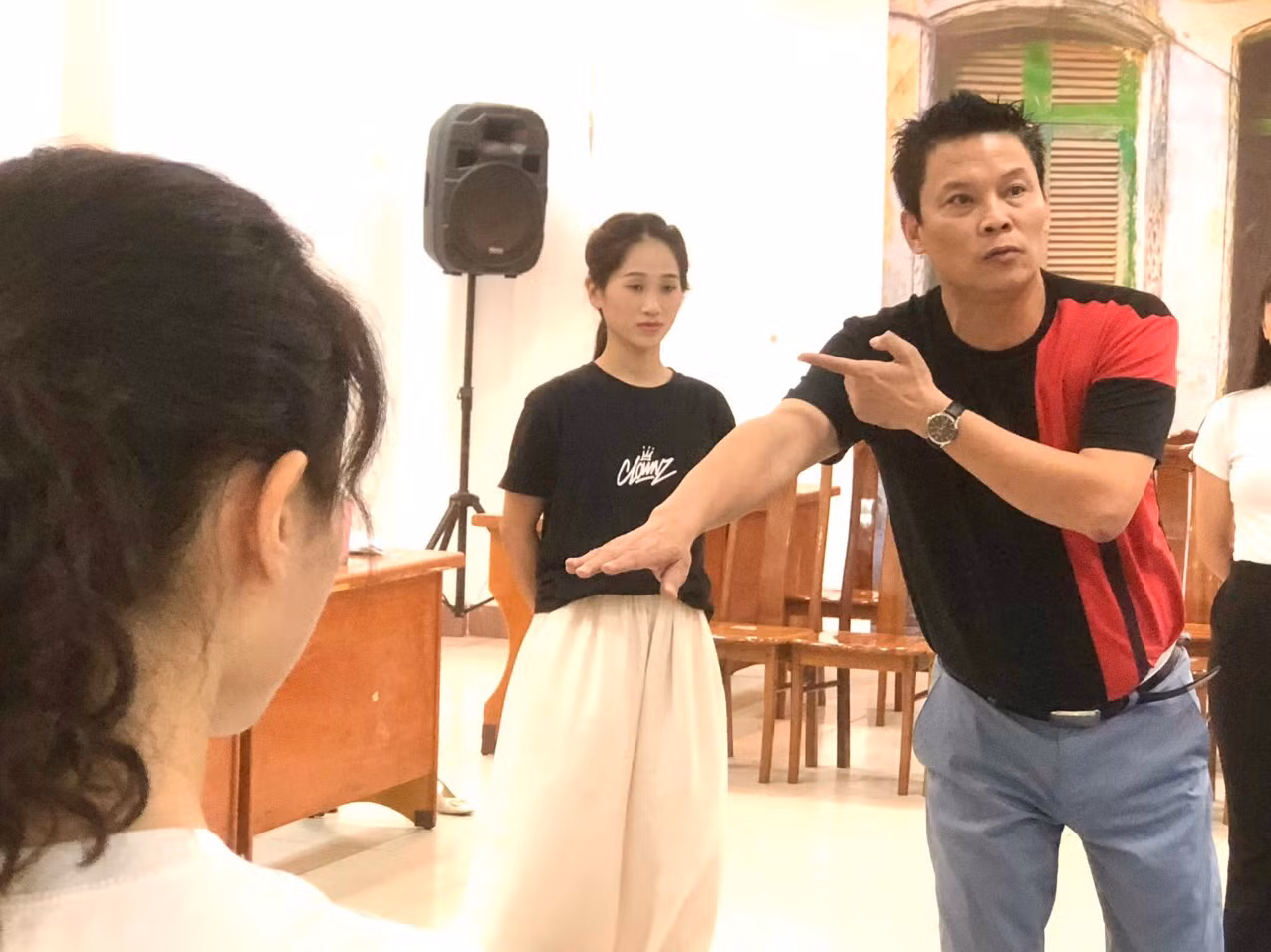 Tác giả-đạo diễn Lê Quý Dương chỉ đạo diễn xuất cho các diễn viên trẻ. (Ảnh: THANH HÀ).