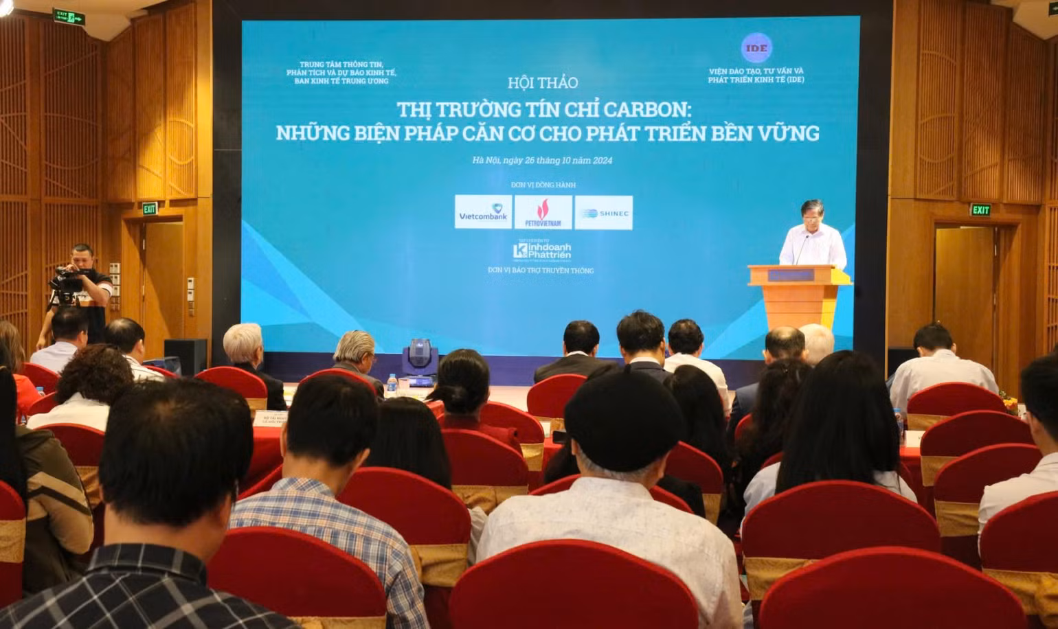 Đông đảo đại biểu đã tham dự cuộc hội thảo. Đông đảo đại biểu đã tham dự cuộc hội thảo.