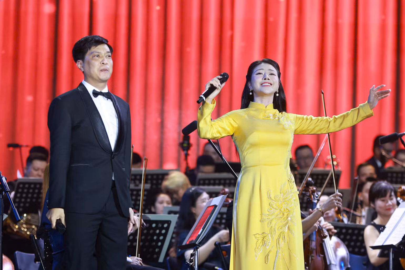 Hai ca sĩ Tuấn Anh và Bảo Yến. Hai ca sĩ Tuấn Anh và Bảo Yến.