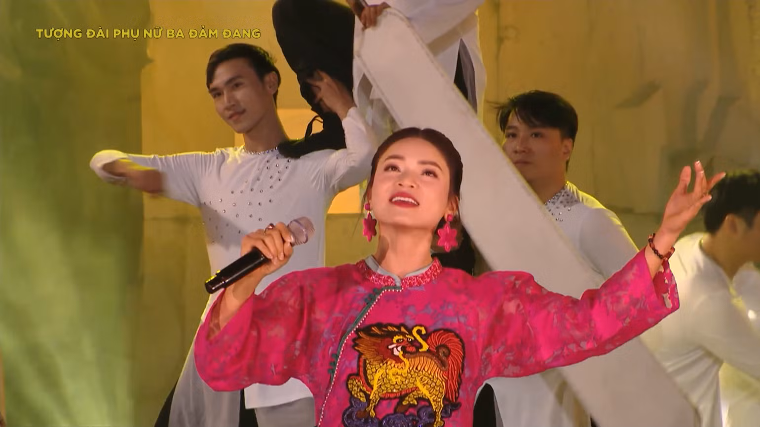 Nghệ sĩ Nhân dân Phạm Phương Thảo và ca khúc "Quảng Bình quê ta ơi". Nghệ sĩ Nhân dân Phạm Phương Thảo và ca khúc "Quảng Bình quê ta ơi".