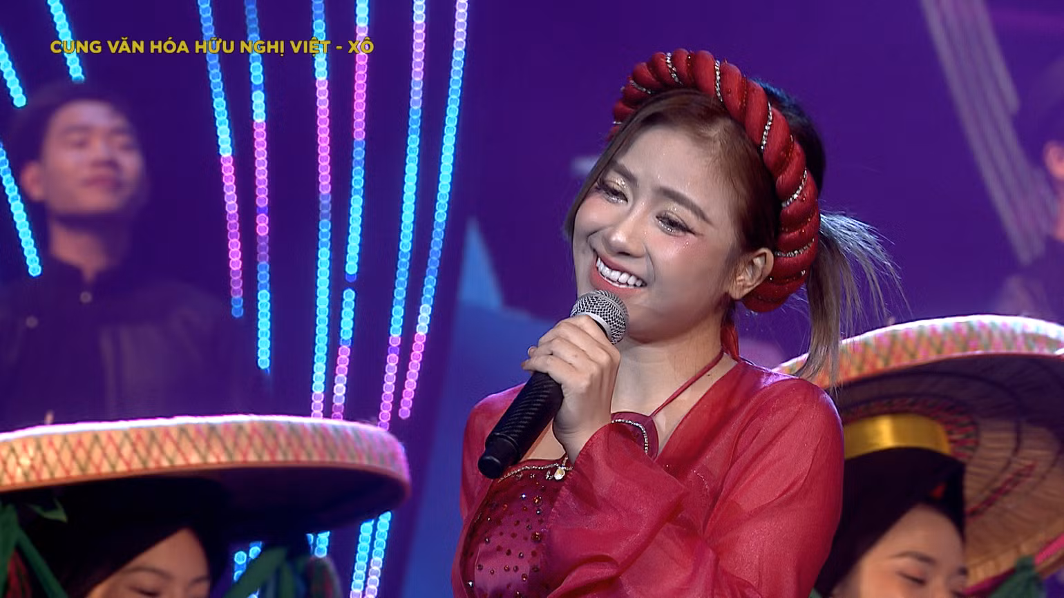 Ca sĩ Dương Hoàng Yến thể hiện ca khúc "Những cô gái quan họ". Ca sĩ Dương Hoàng Yến thể hiện ca khúc "Những cô gái quan họ".