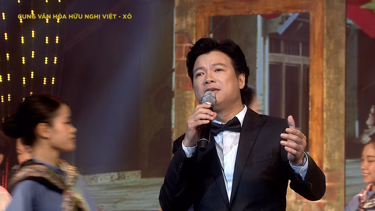 Nghệ sĩ Ưu tú Vũ Thắng Lợi với ca khúc "Bài ca Hà Nội". Nghệ sĩ Ưu tú Vũ Thắng Lợi với ca khúc "Bài ca Hà Nội".