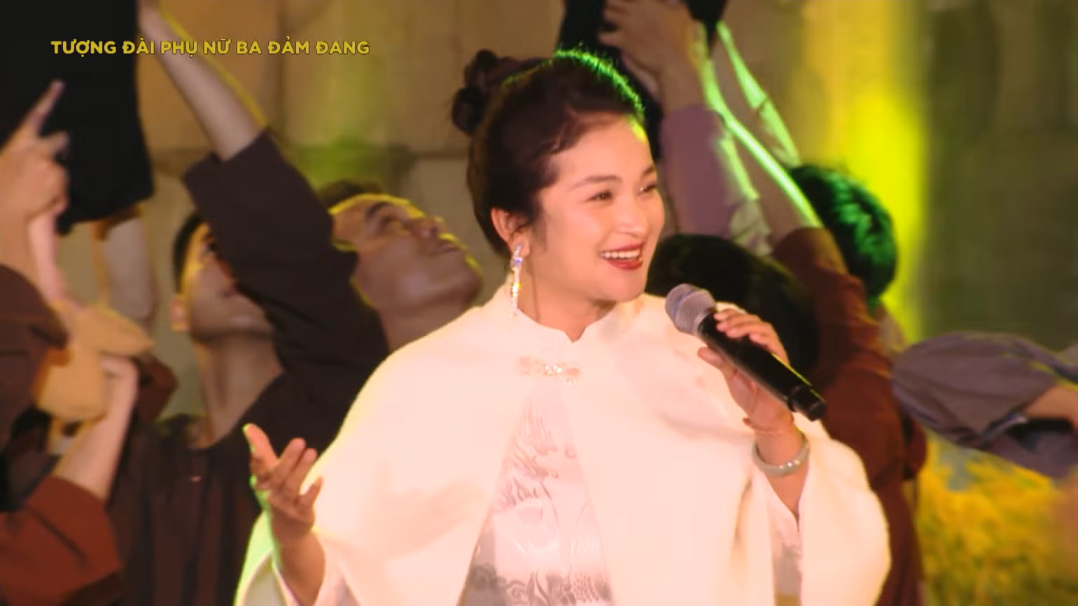 Ca sĩ Đỗ Tố Hoa với liên khúc "Bài ca năm tấn- Hai chị em". Ca sĩ Đỗ Tố Hoa với liên khúc "Bài ca năm tấn- Hai chị em".