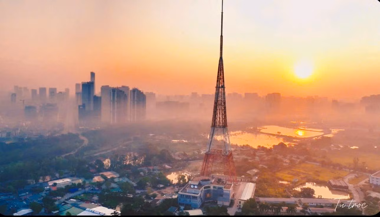 Một khung hình buổi sáng bình minh Hà Nội trong phim.
