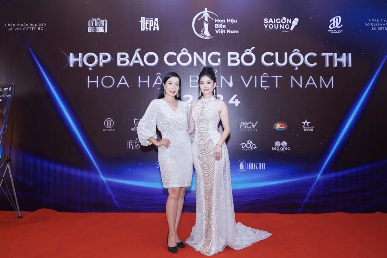 Chủ tịch cuộc thi Hoa hậu Biển Việt Nam 2024, Hoa hậu Doanh nhân châu Á Việt Nam 2023 Lê Thị Thơ (bên phải) và Trưởng Ban giám khảo-Nghệ sĩ Nhân dân, Á hậu Việt Nam 1994 Trịnh Kim Chi.