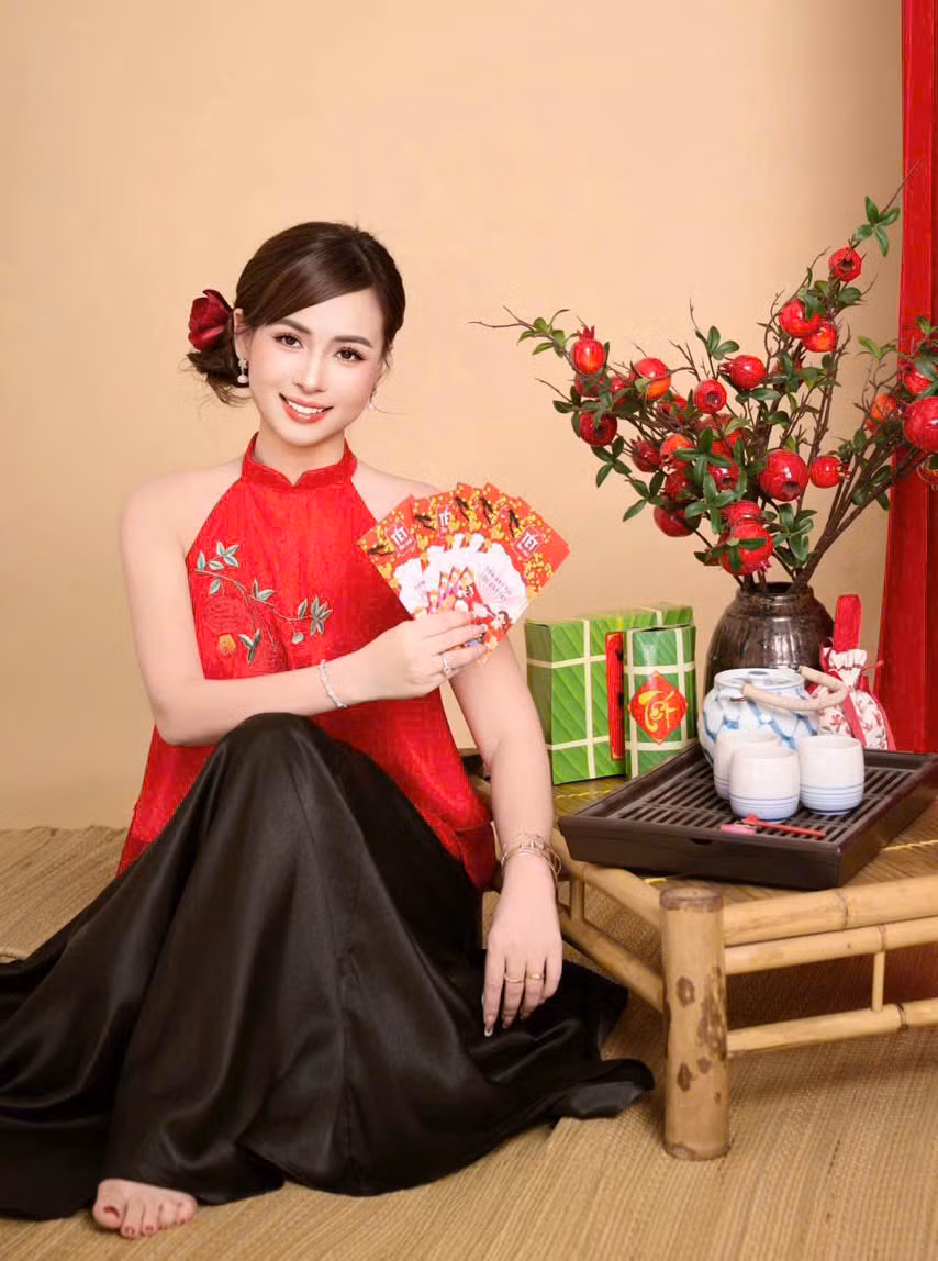 Ánh Hồng mang vẻ đẹp dịu dàng của người phụ nữ Việt Nam. Ánh Hồng mang vẻ đẹp dịu dàng của người phụ nữ Việt Nam.