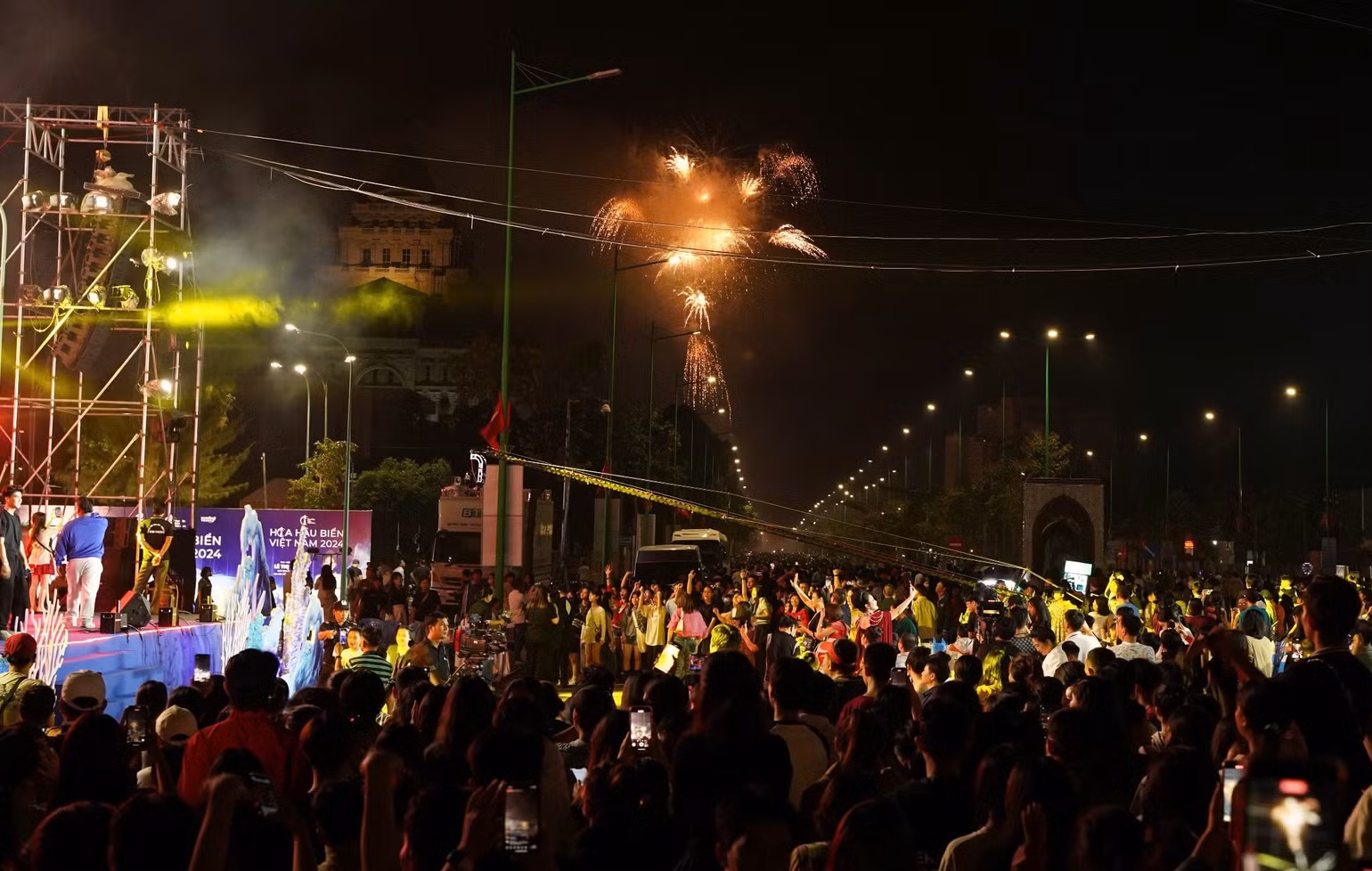 Lễ đăng quang Hoa hậu Biển Việt Nam 2024 diễn ra cùng màn pháo hoa trong thời khắc chuyển sang năm mới 2025.