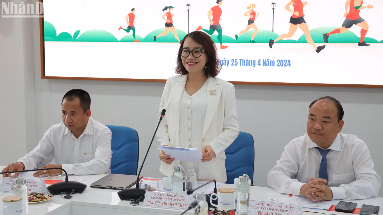Bà Nguyễn Thị Minh Nhâm, Giám đốc, Tổng Biên tập Đài Phát thanh - Truyền hình và Báo Bình Phước, Trưởng Ban Tổ chức, phát biểu công bố giải. Bà Nguyễn Thị Minh Nhâm, Giám đốc, Tổng Biên tập Đài Phát thanh - Truyền hình và Báo Bình Phước, Trưởng Ban Tổ chức, phát biểu công bố giải.