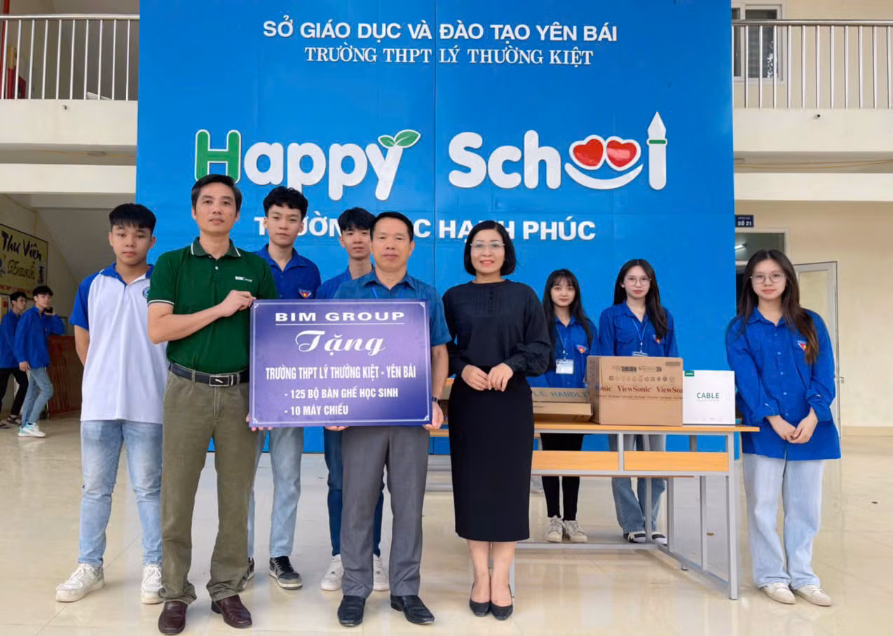 Ngày 09/10/2024, đại diện BIM Group trao tặng 125 bộ bàn ghế và 10 máy chiếu cho các em học sinh trường THPT Lý Thường Kiệt, TP Yên Bái, tỉnh Yên Bái nhằm khắc phục hậu quả bão Yagi. (Ảnh: BIM Group) Ngày 09/10/2024, đại diện BIM Group trao tặng 125 bộ bàn ghế và 10 máy chiếu cho các em học sinh trường THPT Lý Thường Kiệt, TP Yên Bái, tỉnh Yên Bái nhằm khắc phục hậu quả bão Yagi. (Ảnh: BIM Group)