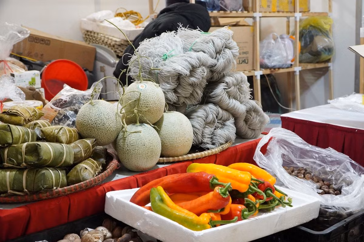 Hội chợ có quy mô hơn 100 gian hàng tiêu chuẩn và hơn 1.000m2 sàn trưng bày với sự góp mặt của hơn 100 đơn vị, doanh nghiệp đến từ các sở nông nghiệp và phát triển nông thôn... Hội chợ có quy mô hơn 100 gian hàng tiêu chuẩn và hơn 1.000m2 sàn trưng bày với sự góp mặt của hơn 100 đơn vị, doanh nghiệp đến từ các sở nông nghiệp và phát triển nông thôn...