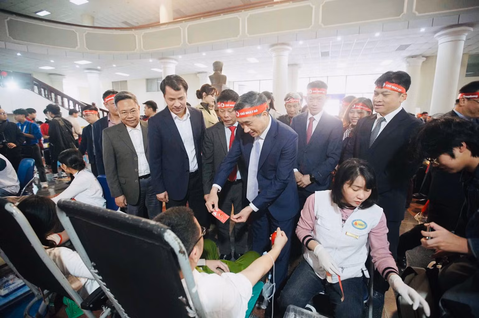 Đại diện Ban tổ chức tặng quà tri ân người hiến máu.