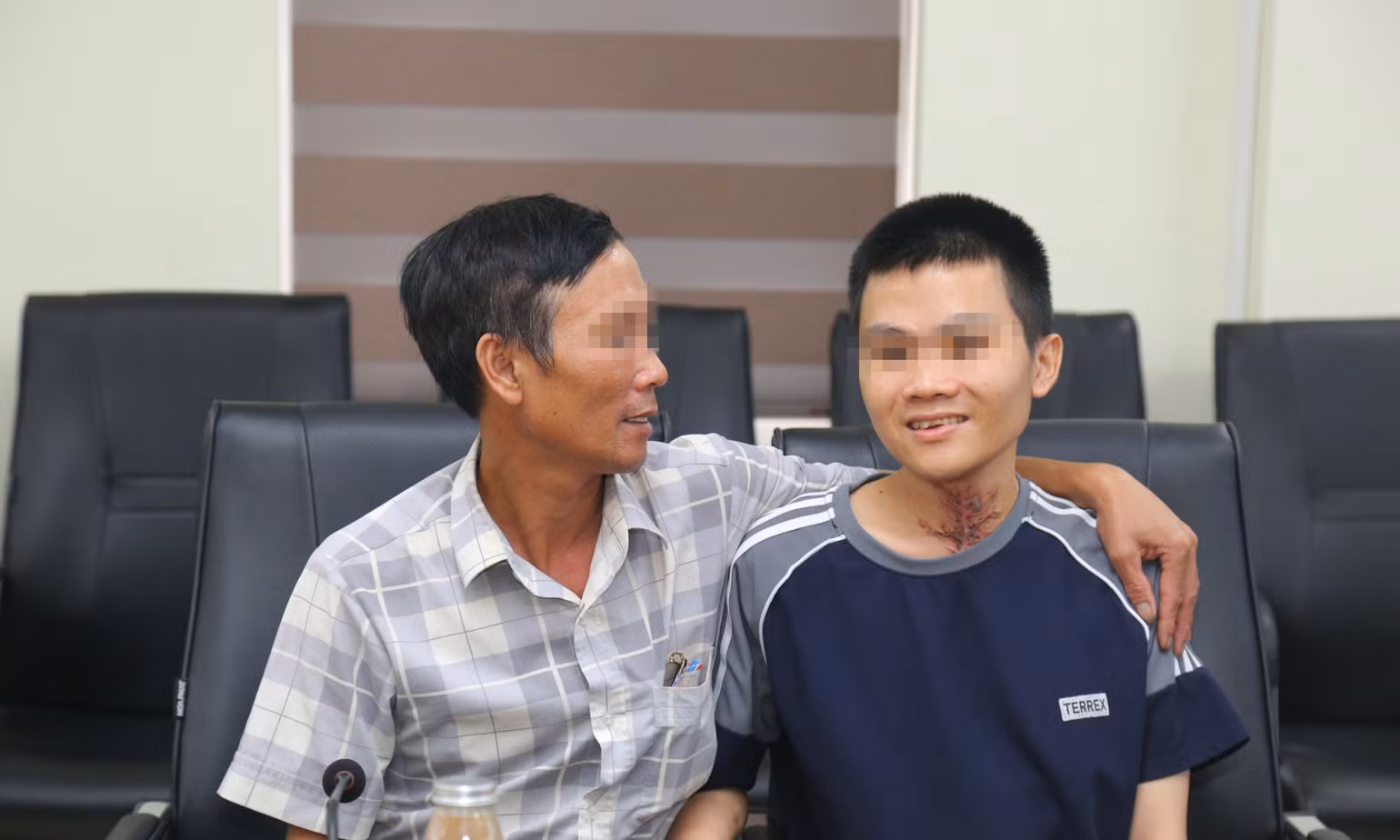 Niềm vui, hạnh phúc của bệnh nhân (bên phải) và bố sáng ngày 7/8.