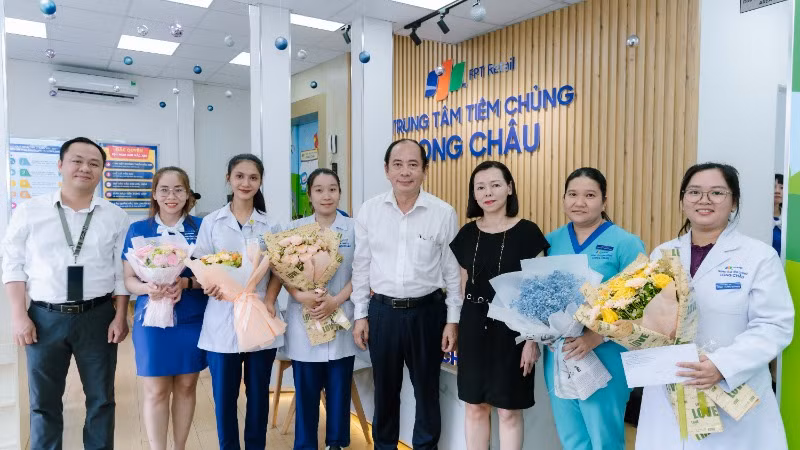 PGS,TS Tăng Chí Thượng Giám đốc Sở Y tế Thành phố Hồ Chí Minh chúc mừng ê-kíp y, bác sĩ của Hệ thống nhà thuốc và tiêm chủng FPT Long Châu đã phối hợp cấp cứu sốc phản vệ thành công cho người bệnh PGS,TS Tăng Chí Thượng Giám đốc Sở Y tế Thành phố Hồ Chí Minh chúc mừng ê-kíp y, bác sĩ của Hệ thống nhà thuốc và tiêm chủng FPT Long Châu đã phối hợp cấp cứu sốc phản vệ thành công cho người bệnh