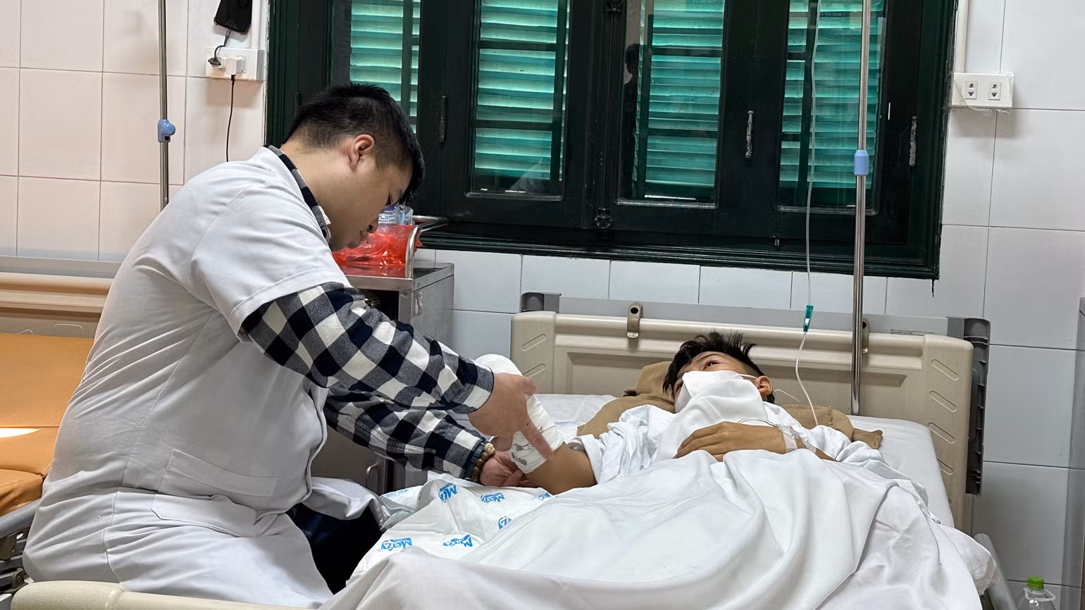 Bác sĩ Khoa phẫu thuật chi trên (Bệnh viện Hữu nghị Việt Đức) thăm khám cho cháu bé bị tai nạn pháo nổ phải cắt bỏ 1/3 cẳng tay dưới Bác sĩ Khoa phẫu thuật chi trên (Bệnh viện Hữu nghị Việt Đức) thăm khám cho cháu bé bị tai nạn pháo nổ phải cắt bỏ 1/3 cẳng tay dưới