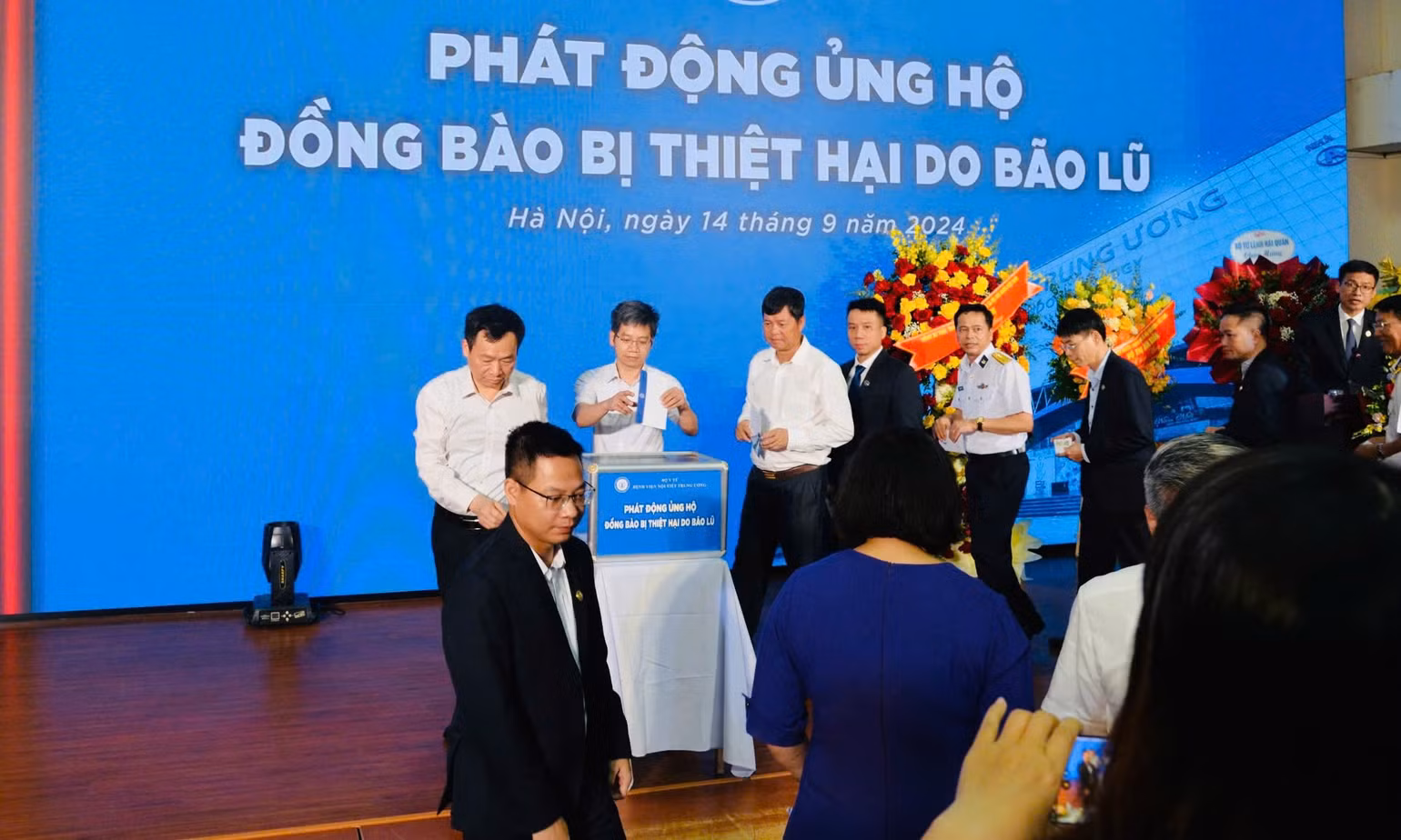 Phát động ủng hộ đồng bào bị thiệt hại do bão lũ.