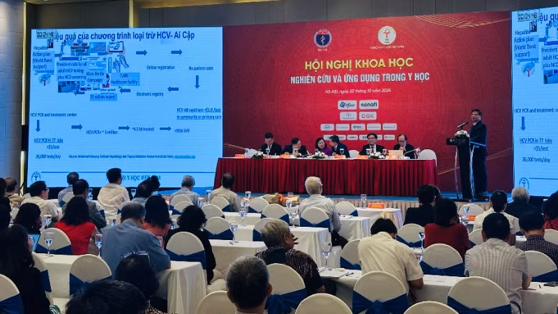 GS,TS Nguyễn Văn Kính báo cáo về chiến lược thanh toán viêm gan virus B,C đến năm 2030. GS,TS Nguyễn Văn Kính báo cáo về chiến lược thanh toán viêm gan virus B,C đến năm 2030.