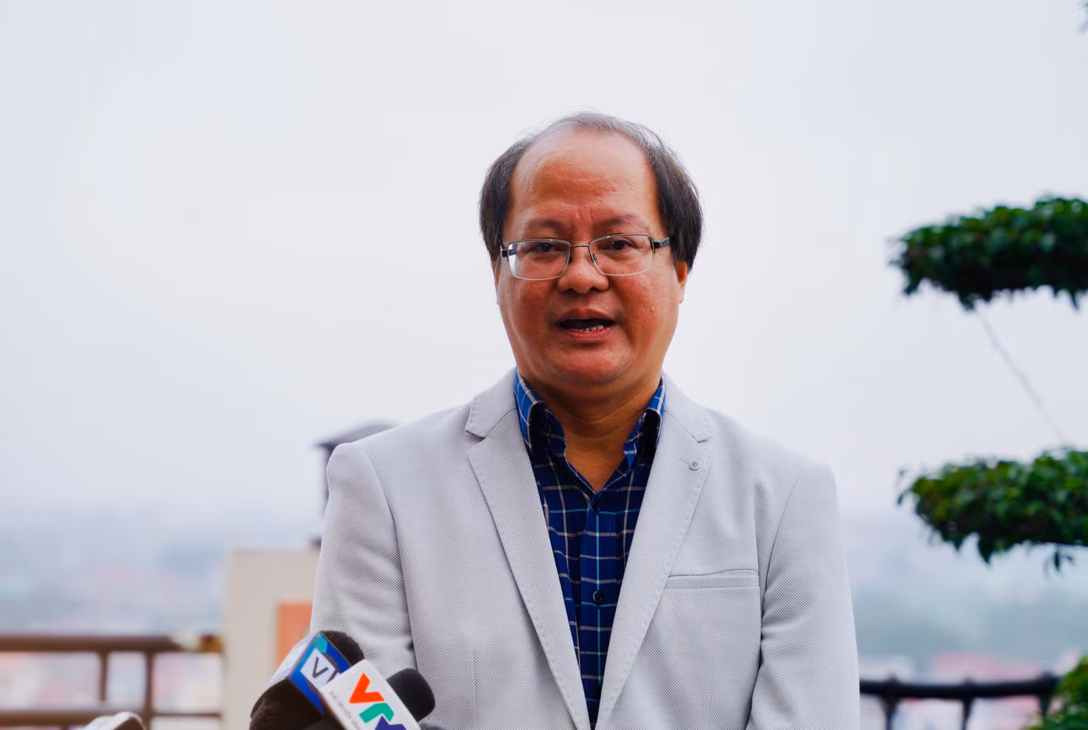 Bác sĩ chuyên khoa II Lê Anh Tuấn, Giám đốc Bệnh viện Mắt TP Hồ Chí Minh trao đổi về một số vấn đề xung quanh công tác đấu thầu thuốc, vật tư y tế