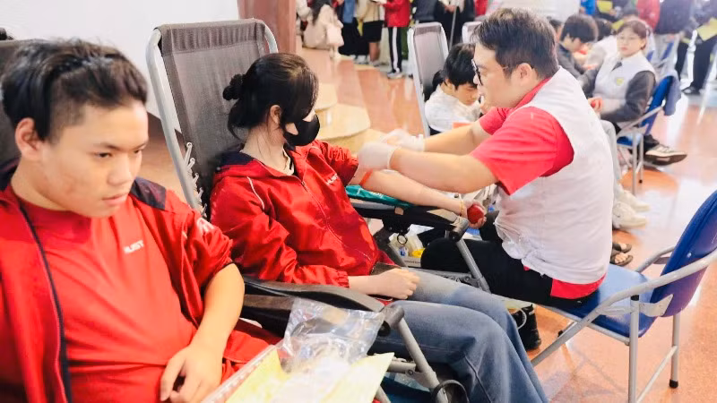 Đông đảo thanh niên, sinh viên tham gia hiến máu tại chương trình Chủ Nhật đỏ.