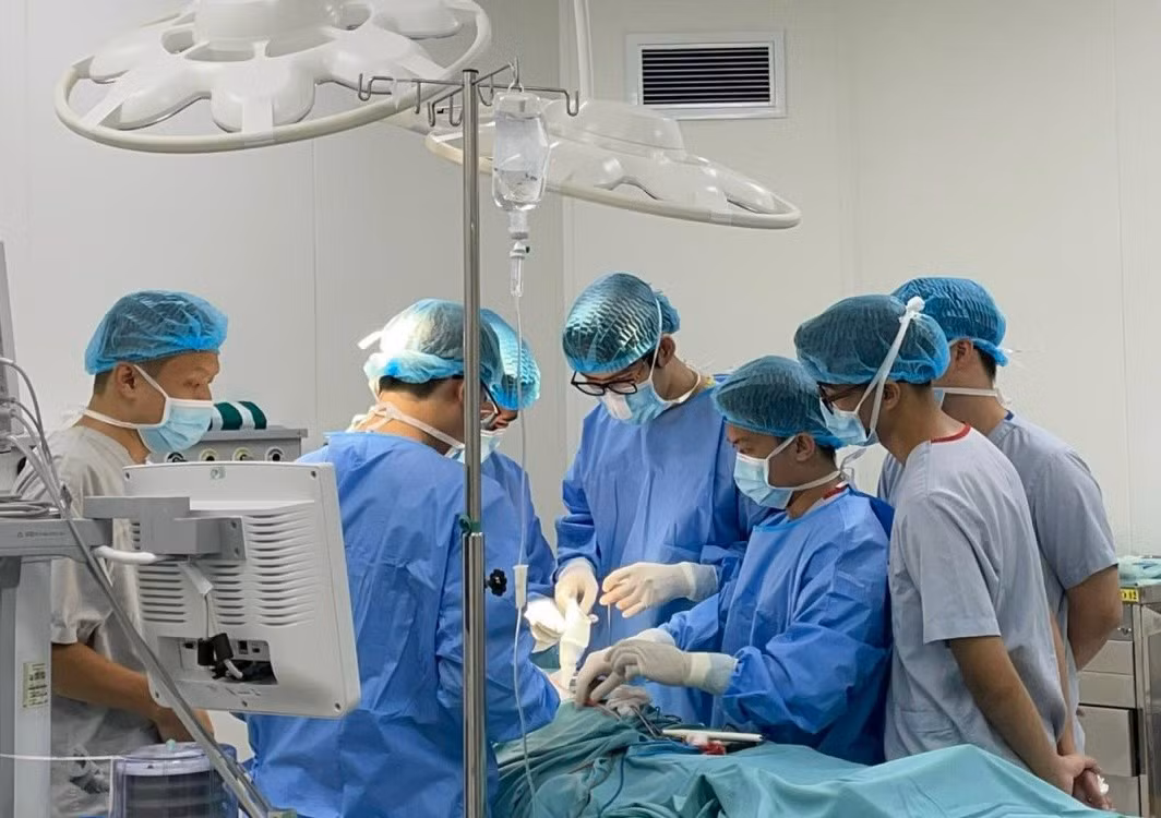 Các bác sĩ đang thực hiện một ca phẫu thuật.