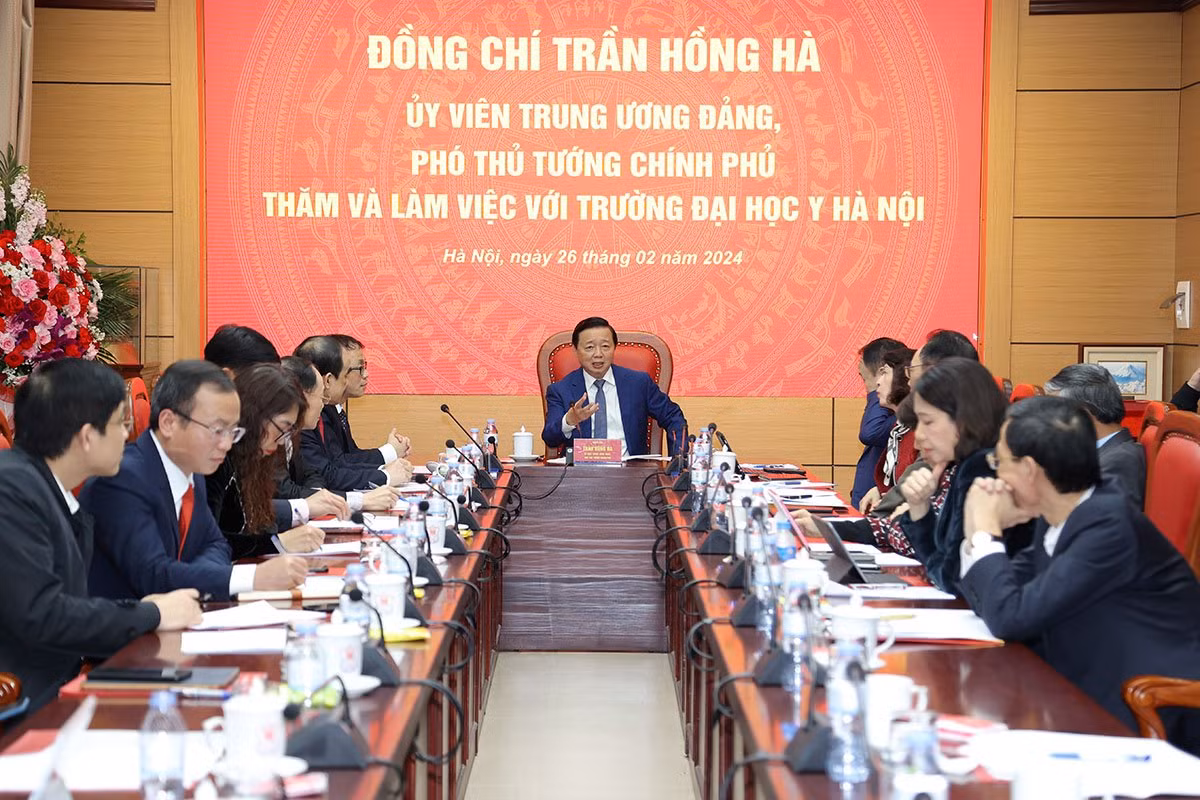 Phó Thủ tướng Trần Hồng Hà cùng đoàn công tác có buổi làm việc với cán bộ chủ chốt của Trường đại học Y Hà Nội.