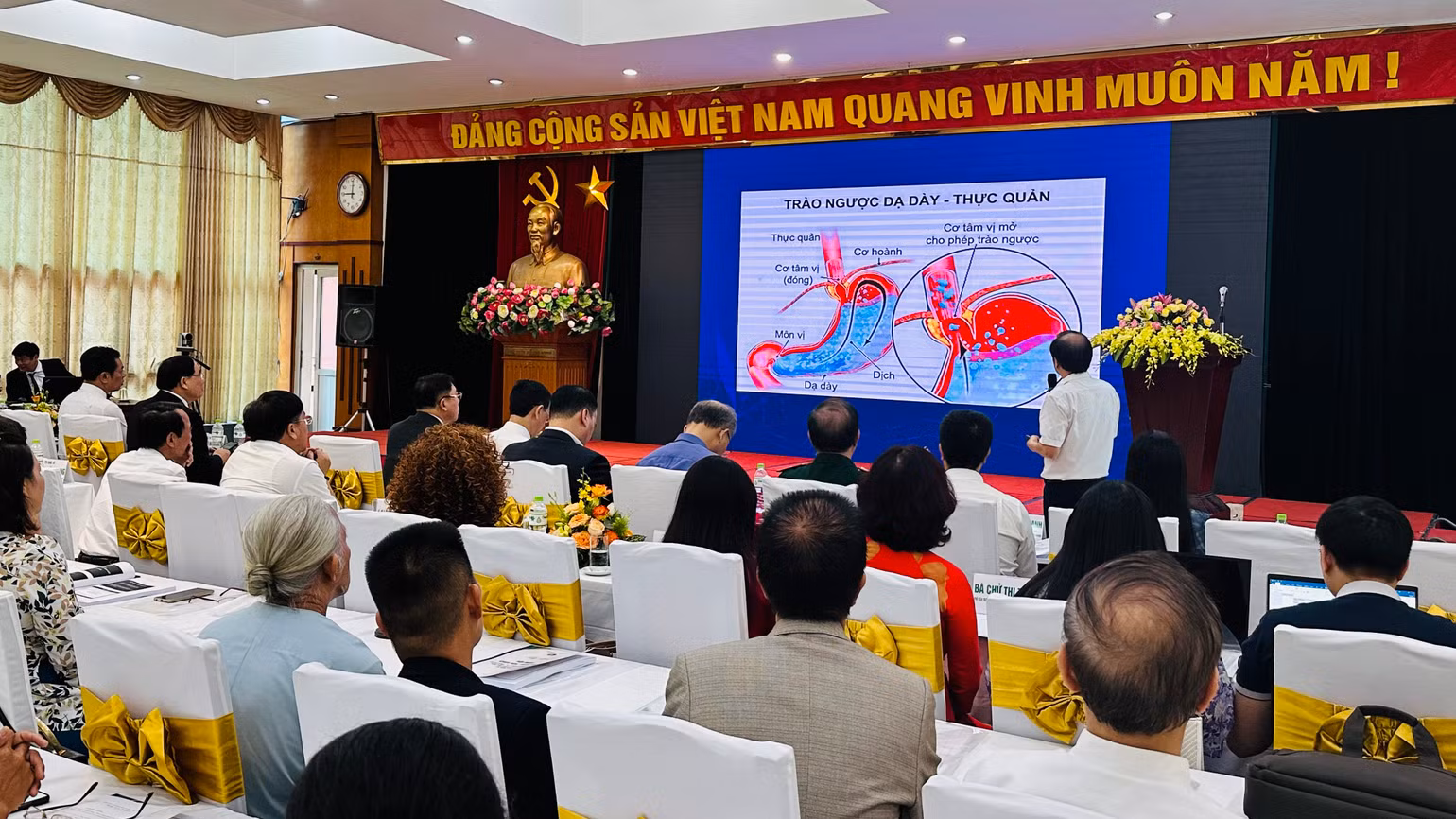 Các nhà khoa học báo cáo, trao đổi, cập nhật kiến thức y khoa mới nhất về bệnh trào ngược dạ dày-thực quản. Các nhà khoa học báo cáo, trao đổi, cập nhật kiến thức y khoa mới nhất về bệnh trào ngược dạ dày-thực quản.