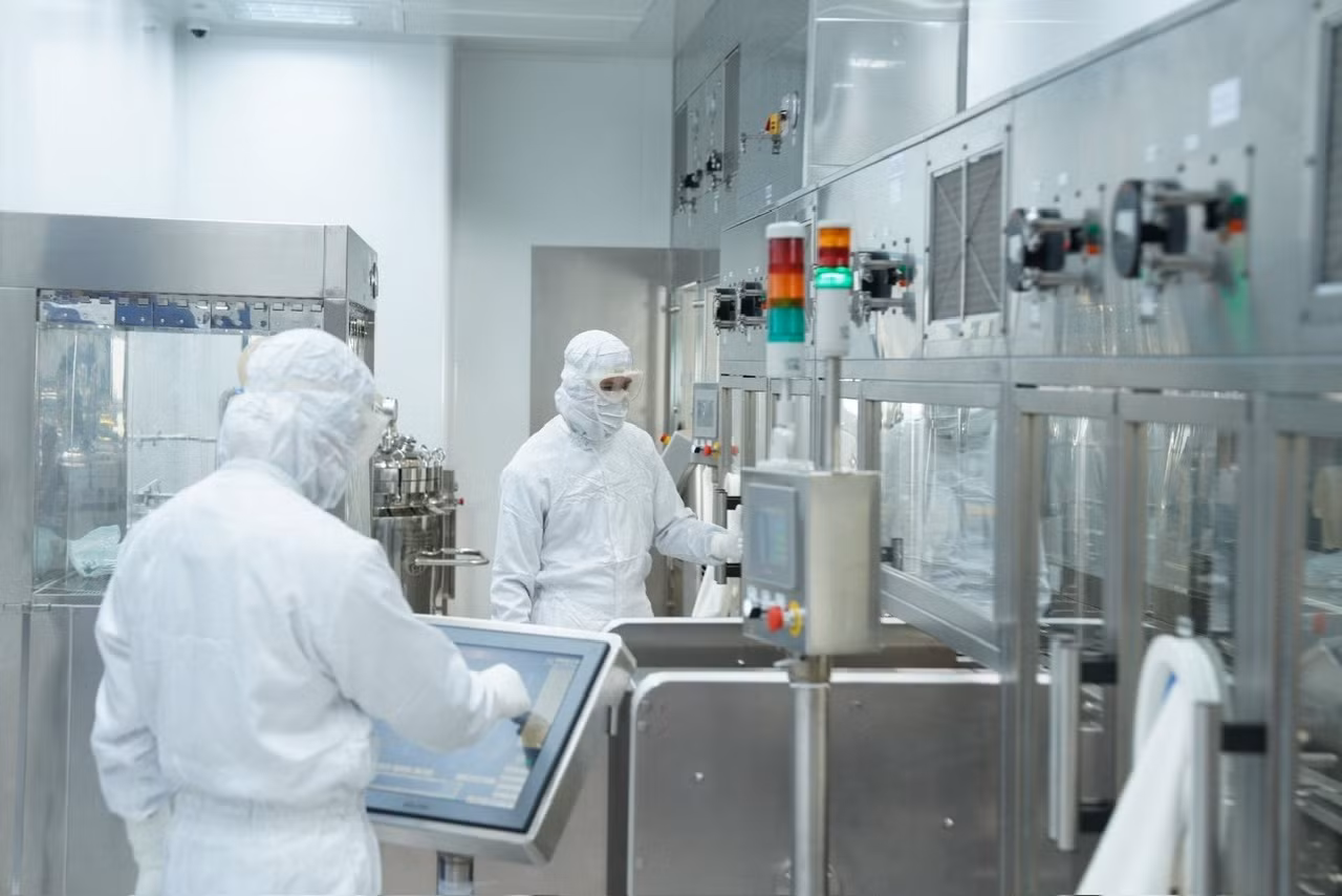 Sản xuất thuốc tại Công ty cổ phần Dược phẩm Imexpharm.