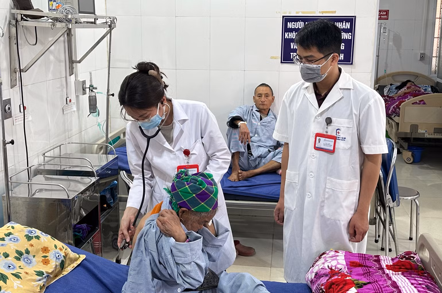 Ngay sau nhận quyết định, hai bác sĩ được phân công về Trung tâm y tế huyện Si Ma Cai đã bắt tay ngay vào công việc, tham gia khám, điều trị cho người bệnh Ngay sau nhận quyết định, hai bác sĩ được phân công về Trung tâm y tế huyện Si Ma Cai đã bắt tay ngay vào công việc, tham gia khám, điều trị cho người bệnh