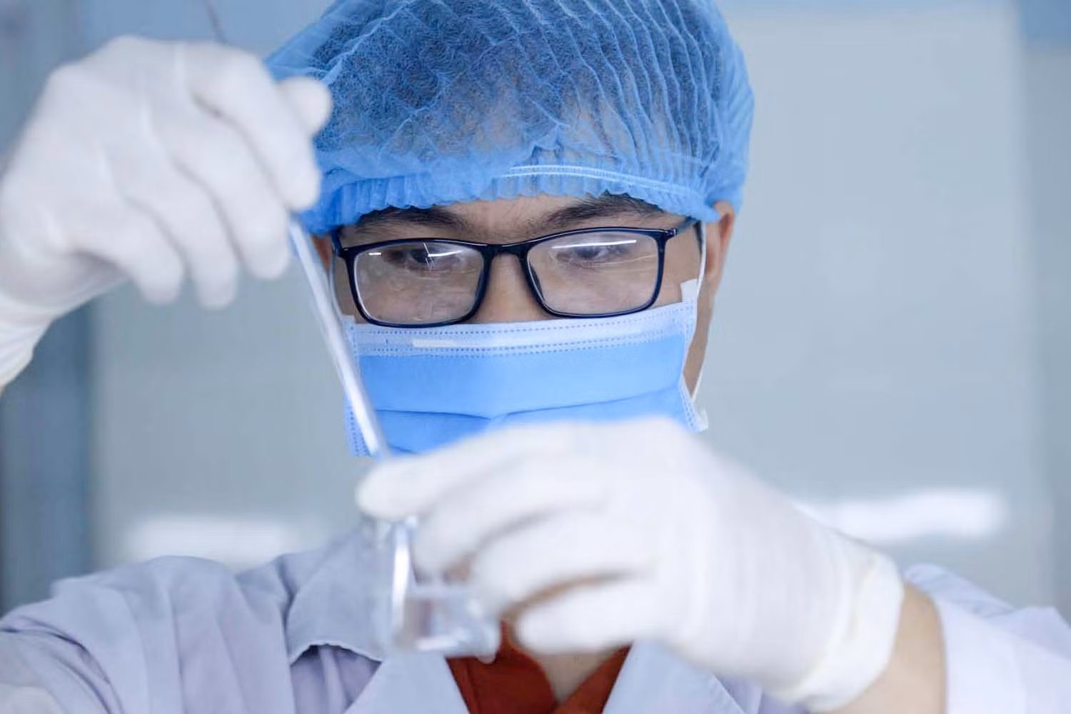 Sinh viên Trường đại học Y Dược thực hành trong phòng thí nghiệm. Sinh viên Trường đại học Y Dược thực hành trong phòng thí nghiệm.