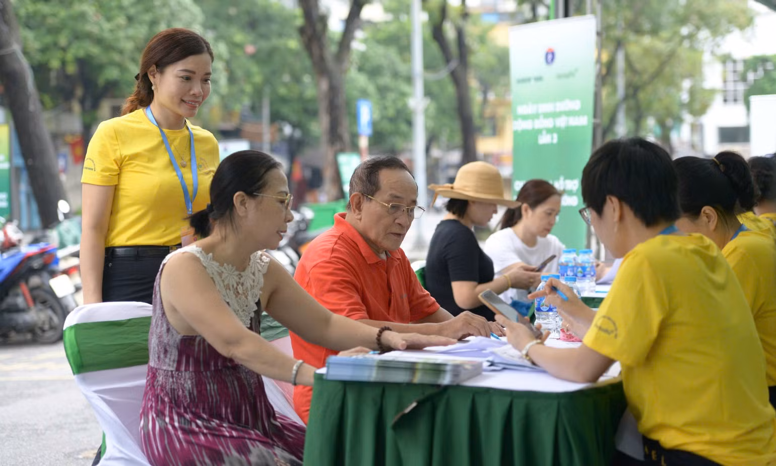 Chuyên gia dinh dưỡng tư vấn khám, tư vấn dinh dưỡng cho người dân.