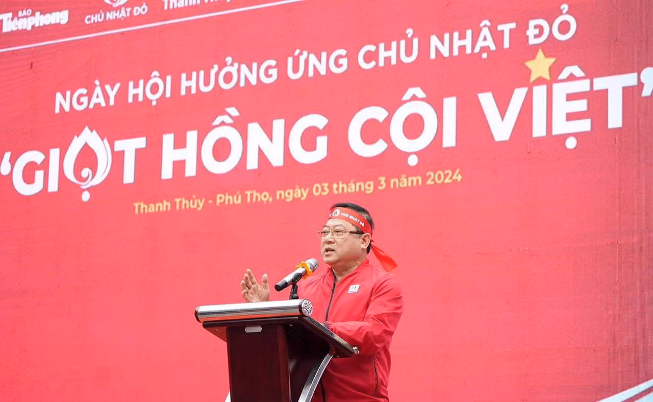 Tổng Biên tập Báo Tiền phong Lê Xuân Sơn phát biểu tại Ngày hội hiến máu "Giọt hồng cội Việt".
