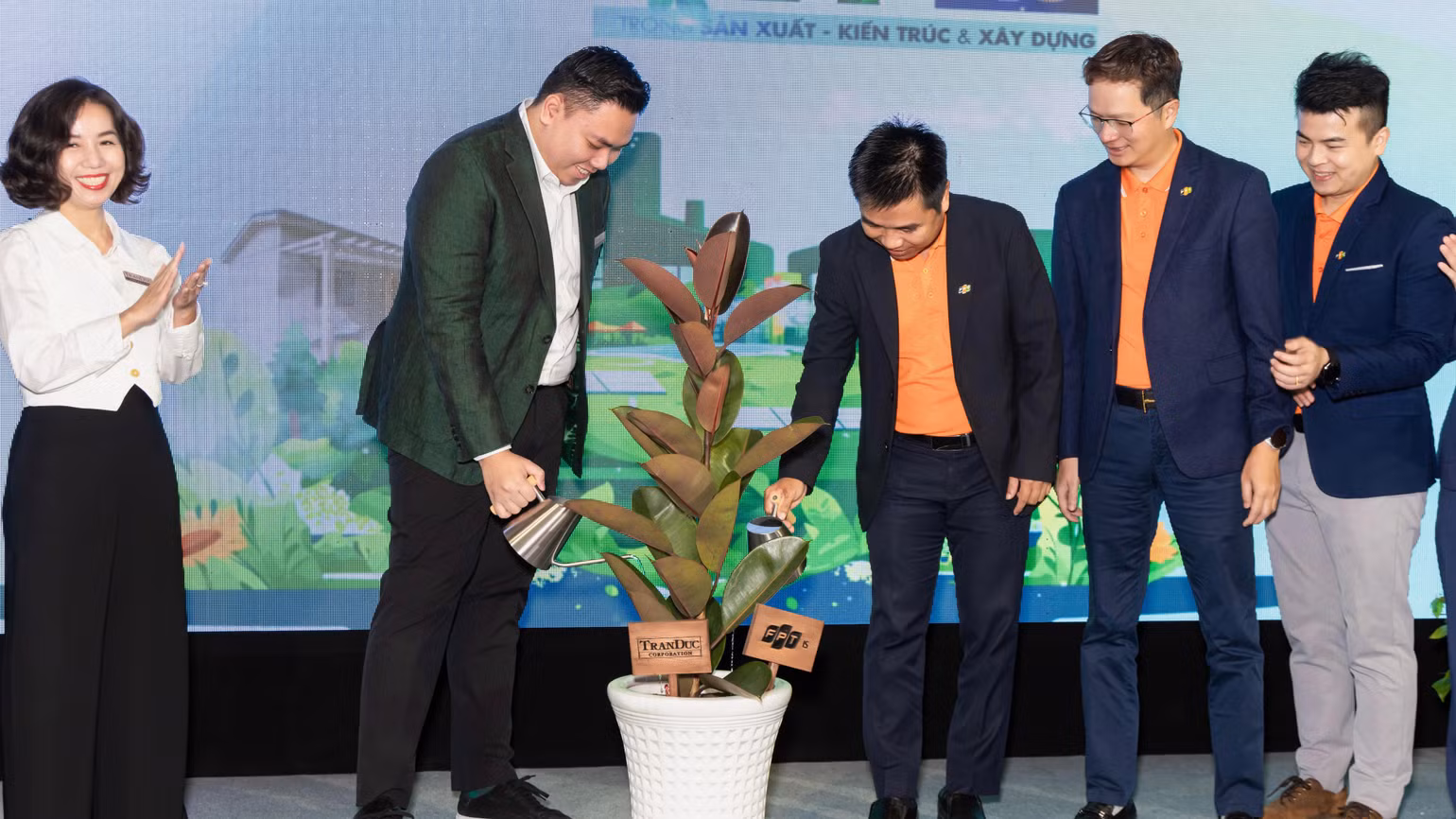 Lãnh đạo hai bên thực hiện nghi thức tưới cây xanh khẳng định cam kết phát triển bền vững.