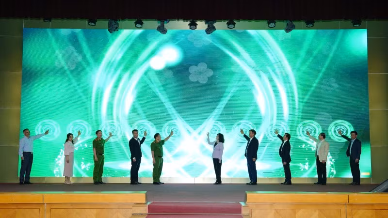 Các đại biểu bấm nút triển khai bệnh án điện tử tại Bệnh viện Bạch Mai.