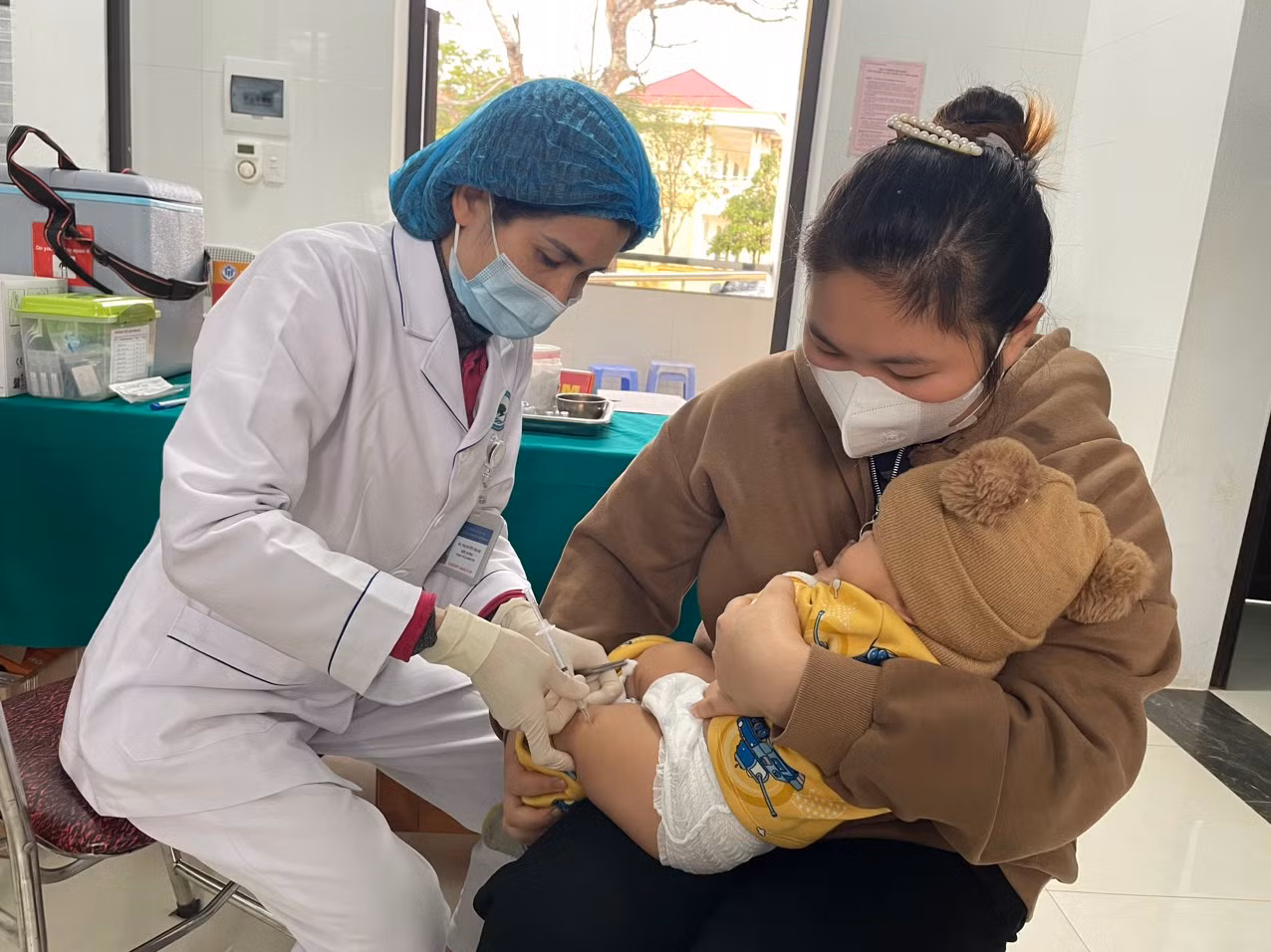 Triển khai tiêm vaccine phòng bệnh cho trẻ em.