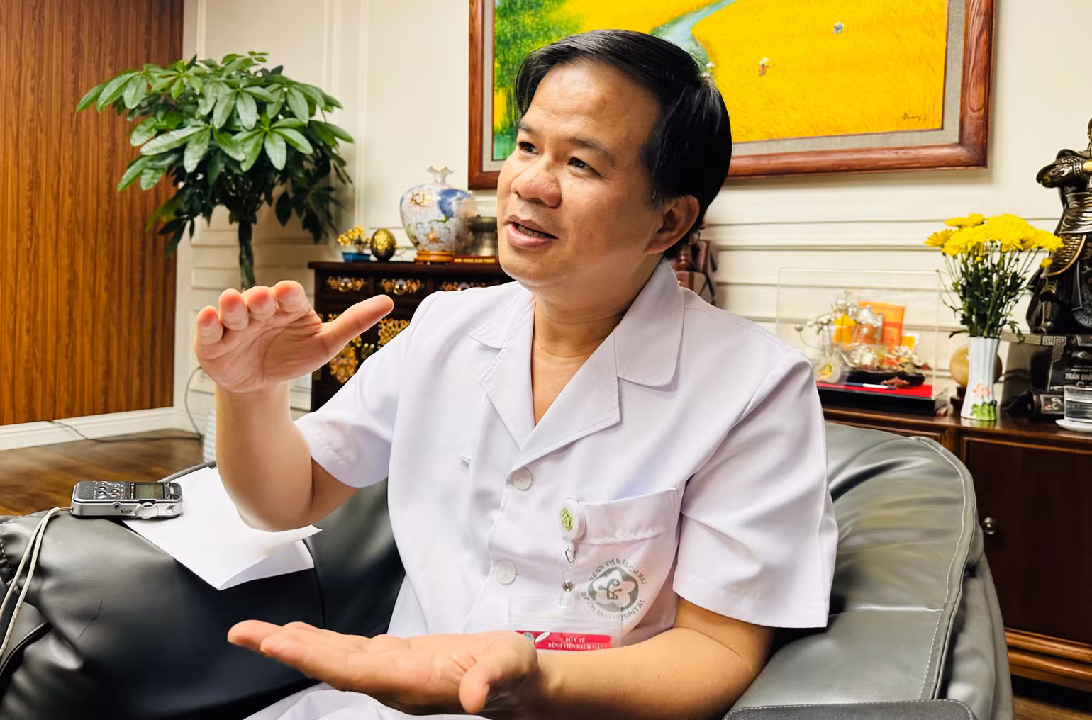 PGS, TS Đào Xuân Cơ trao đổi về những giải pháp đáp ứng nhu cầu khám, chữa bệnh của người dân.