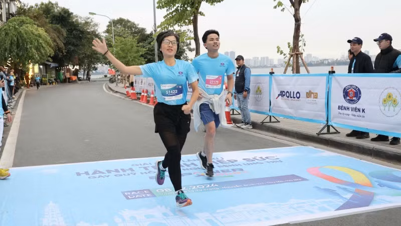 Chị Vũ Hoàng Anh trên đường chạy. Chị Vũ Hoàng Anh trên đường chạy.