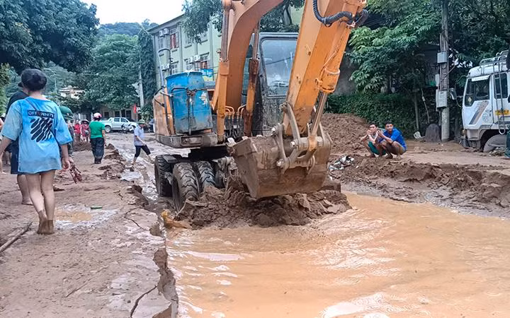 Lực lượng chức năng san gạt bùn đất do lũ quét để sớm thông quốc lộ 7, đoạn qua thị trấn Mường Xén (Kỳ Sơn). Lực lượng chức năng san gạt bùn đất do lũ quét để sớm thông quốc lộ 7, đoạn qua thị trấn Mường Xén (Kỳ Sơn).