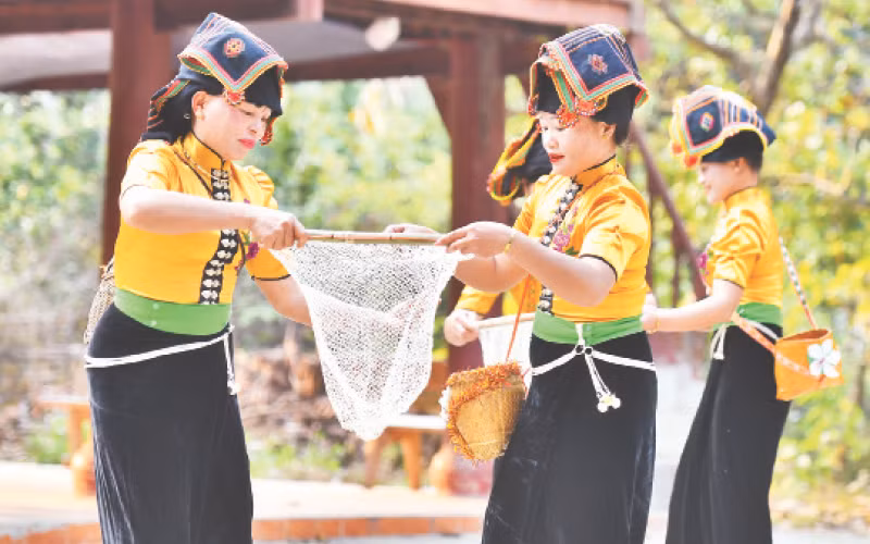 Điệu múa xòe mô phỏng công việc thường ngày của người phụ nữ dân tộc Thái. Điệu múa xòe mô phỏng công việc thường ngày của người phụ nữ dân tộc Thái.