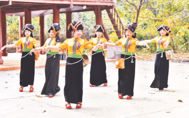 Đắm say với điệu xòe của người phụ nữ dân tộc Thái. Đắm say với điệu xòe của người phụ nữ dân tộc Thái.
