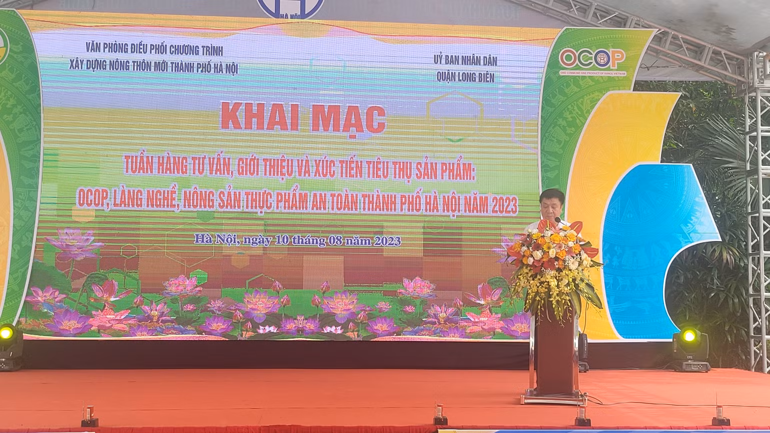 Phó Chánh Văn phòng Thường trực, Văn phòng Điều phối nông thôn mới thành phố Hà Nội Nguyễn Văn Chí phát biểu tại buổi lễ Phó Chánh Văn phòng Thường trực, Văn phòng Điều phối nông thôn mới thành phố Hà Nội Nguyễn Văn Chí phát biểu tại buổi lễ
