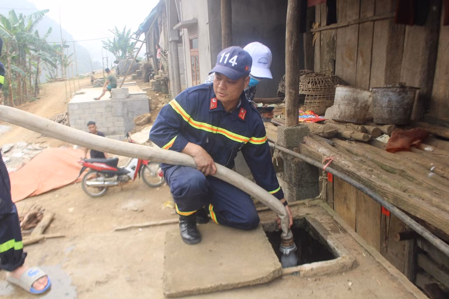 Lực lượng Cảnh sát phòng cháy chữa cháy cấp nước sinh hoạt cho người dân vùng Lục Khu.