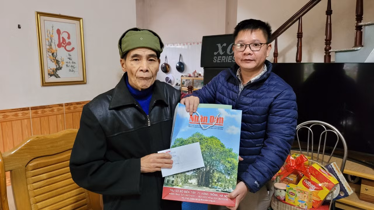 Văn phòng đại diện Báo Nhân Dân tại tỉnh Cao Bằng trao quà của Đảng ủy, Bộ Biên tập Báo Nhân Dân tặng thương binh ở thị trấn Nước Hai, huyện Hòa An, tỉnh Cao Bằng.