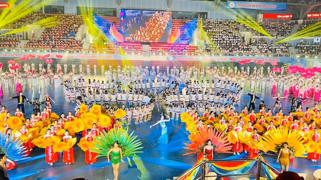 Đồng diễn nghệ thuật thể dục thể thao tại lễ khai mạc.