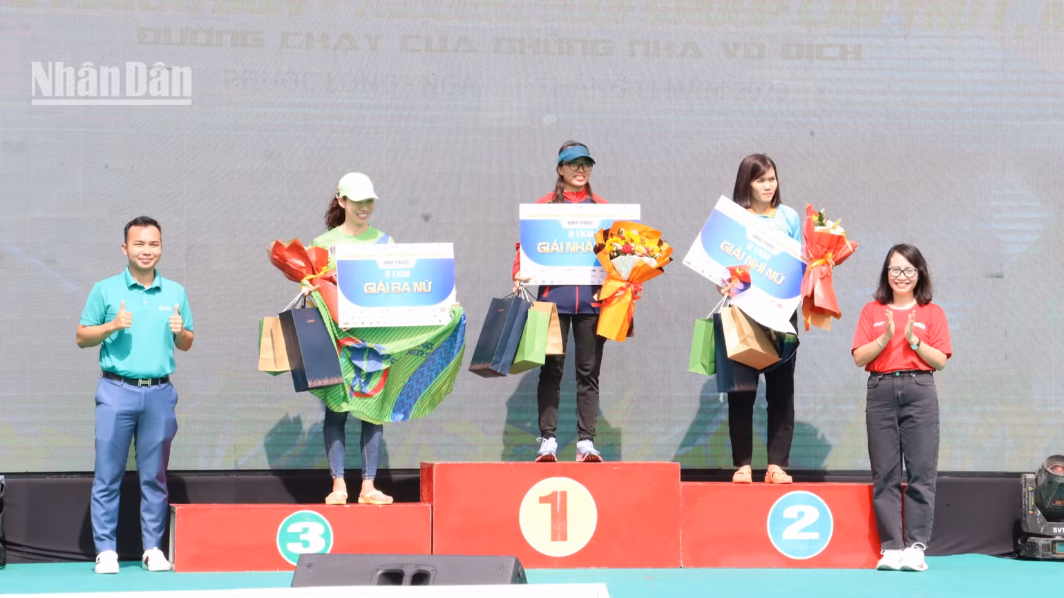 Ban tổ chức trao giải cho các vận động viên tham gia chạy ở cự ly 25km