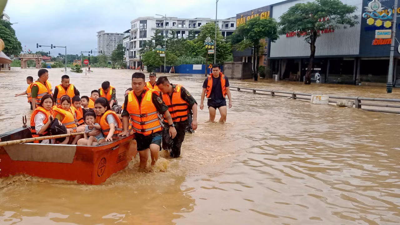 Các chiến sĩ bộ đội, công an cứu hộ người dân phường Đồng Bẩm (thành phố Thái Nguyên) khi nước lũ dâng cao. Ảnh: Thế Bình. Các chiến sĩ bộ đội, công an cứu hộ người dân phường Đồng Bẩm (thành phố Thái Nguyên) khi nước lũ dâng cao. Ảnh: Thế Bình.