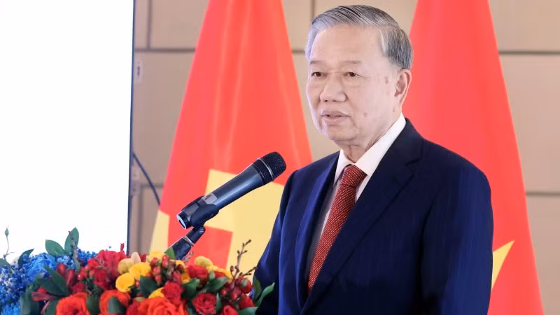 Tổng Bí thư Tô Lâm nói chuyện thân mật với cán bộ, nhân viên Đại sứ quán và cộng đồng người Việt Nam tại Liên bang Nga. (Ảnh: TTXVN)