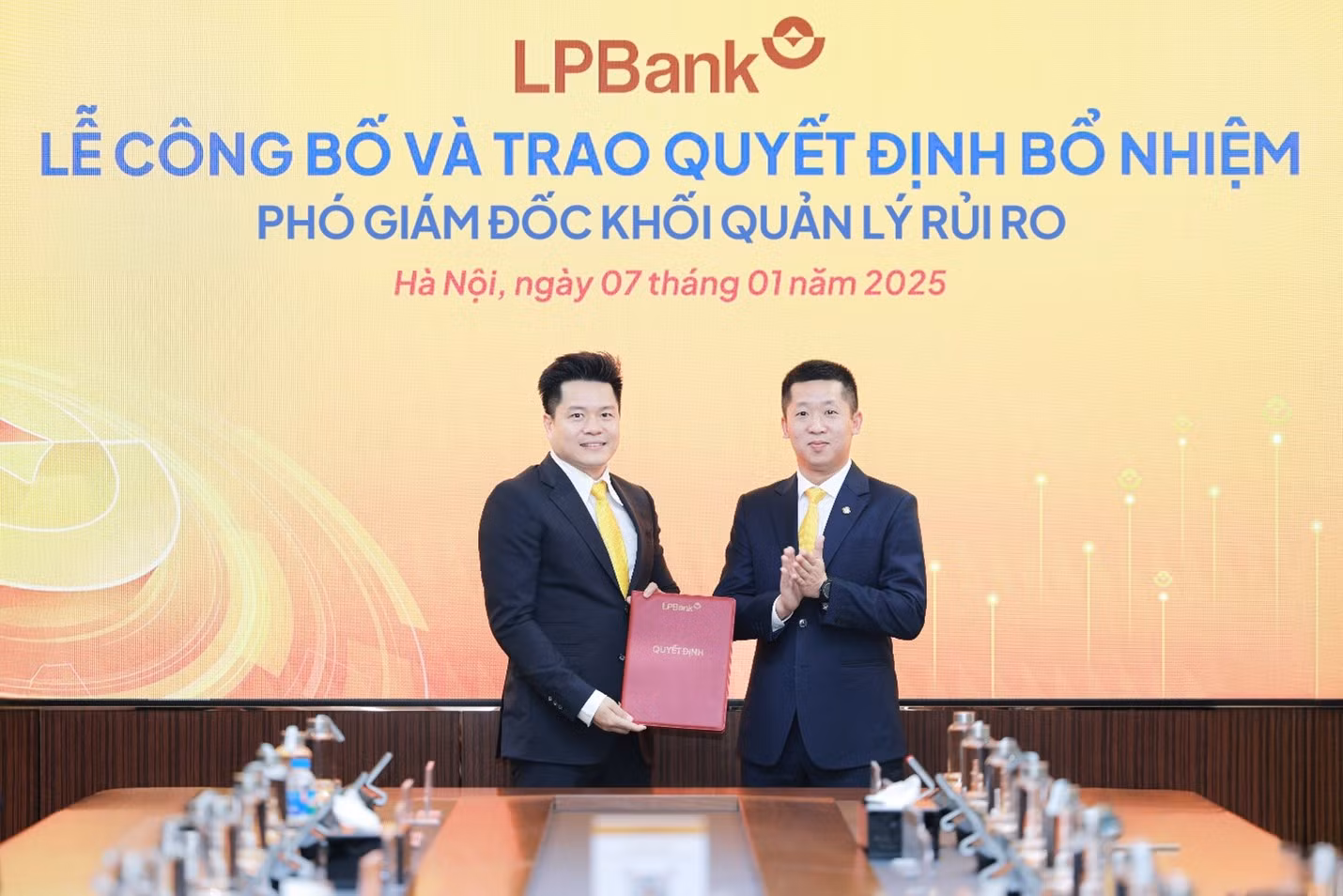 Ông Nguyễn Văn Thanh (trái) được bổ nhiệm làm Phó Giám đốc Khối Quản trị Rủi ro phụ trách Xử lý nợ của LPBank. Ông Nguyễn Văn Thanh (trái) được bổ nhiệm làm Phó Giám đốc Khối Quản trị Rủi ro phụ trách Xử lý nợ của LPBank.