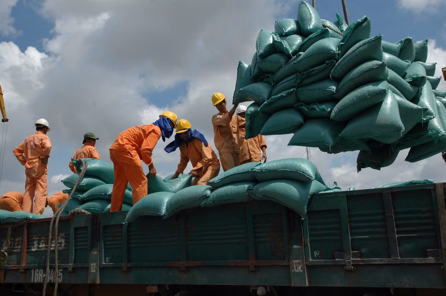 Cần nhiều giải pháp tháo gỡ khó khăn cho hoạt động xuất nhập khẩu thời gian tới.