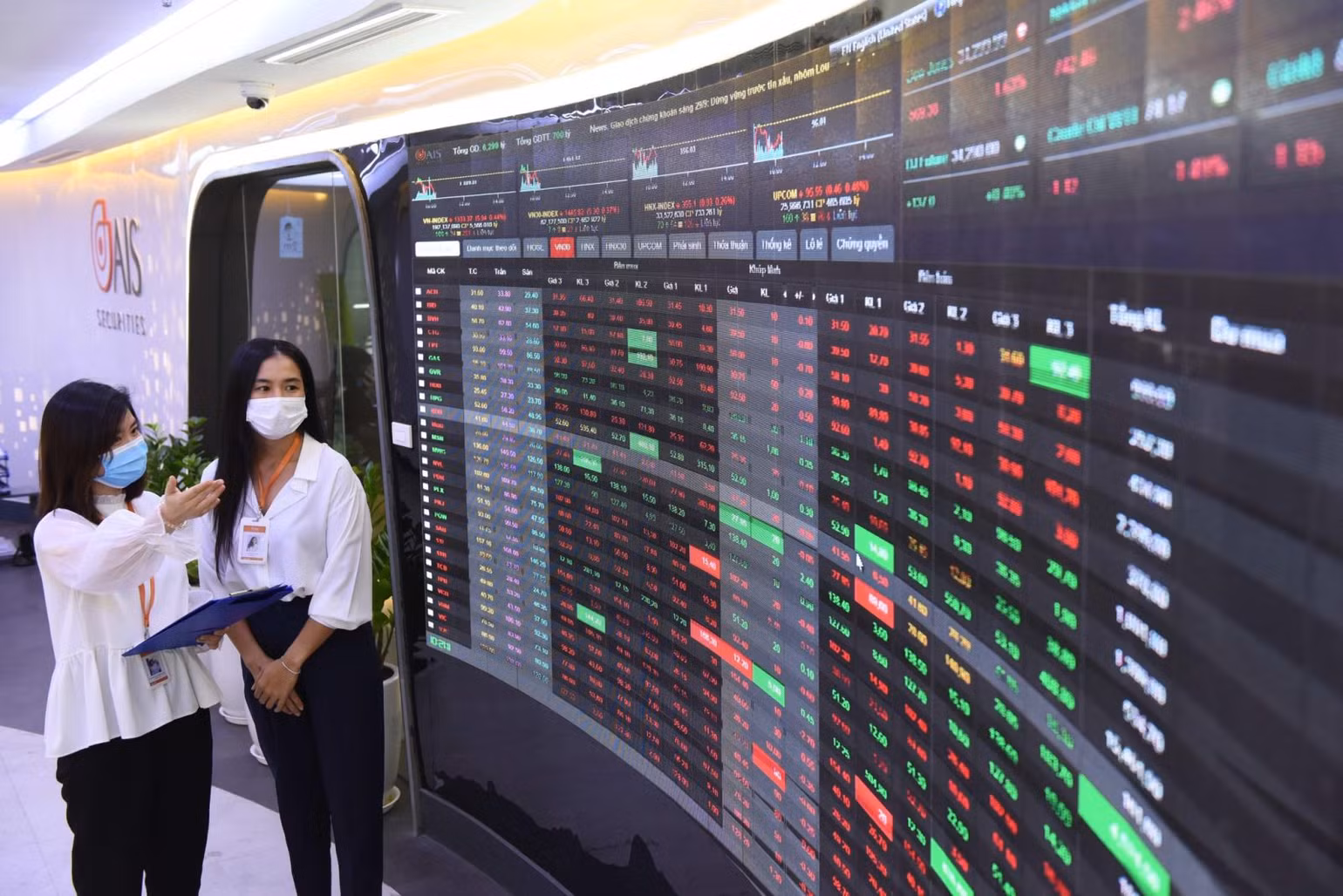 Để nâng hạng thị trường chứng khoán, Bộ Tài chính đang tích cực làm việc với các tổ chức xếp hạng thị trường, như FTSE Russell và MSCI. (Ảnh: TTXVN) Để nâng hạng thị trường chứng khoán, Bộ Tài chính đang tích cực làm việc với các tổ chức xếp hạng thị trường, như FTSE Russell và MSCI. (Ảnh: TTXVN)