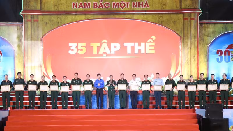 Chương trình nghệ thuật “Viết tiếp bản hùng ca toàn thắng” và trao giải Cuộc thi tìm hiểu 50 năm giải phóng miền nam ảnh 2